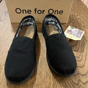 Toms classic black canvas shoe size 1 youth BNWT
